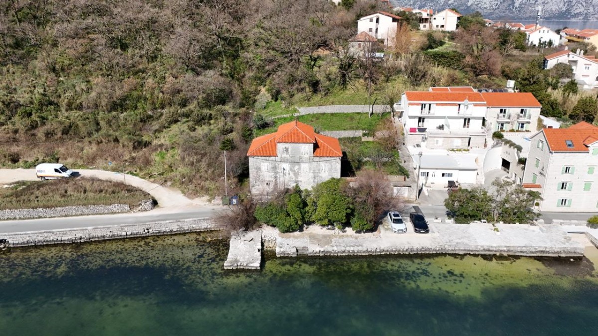 Kamena kuća za renoviranje sa velikim placem, 10m od mora, Kotor, Prčanj